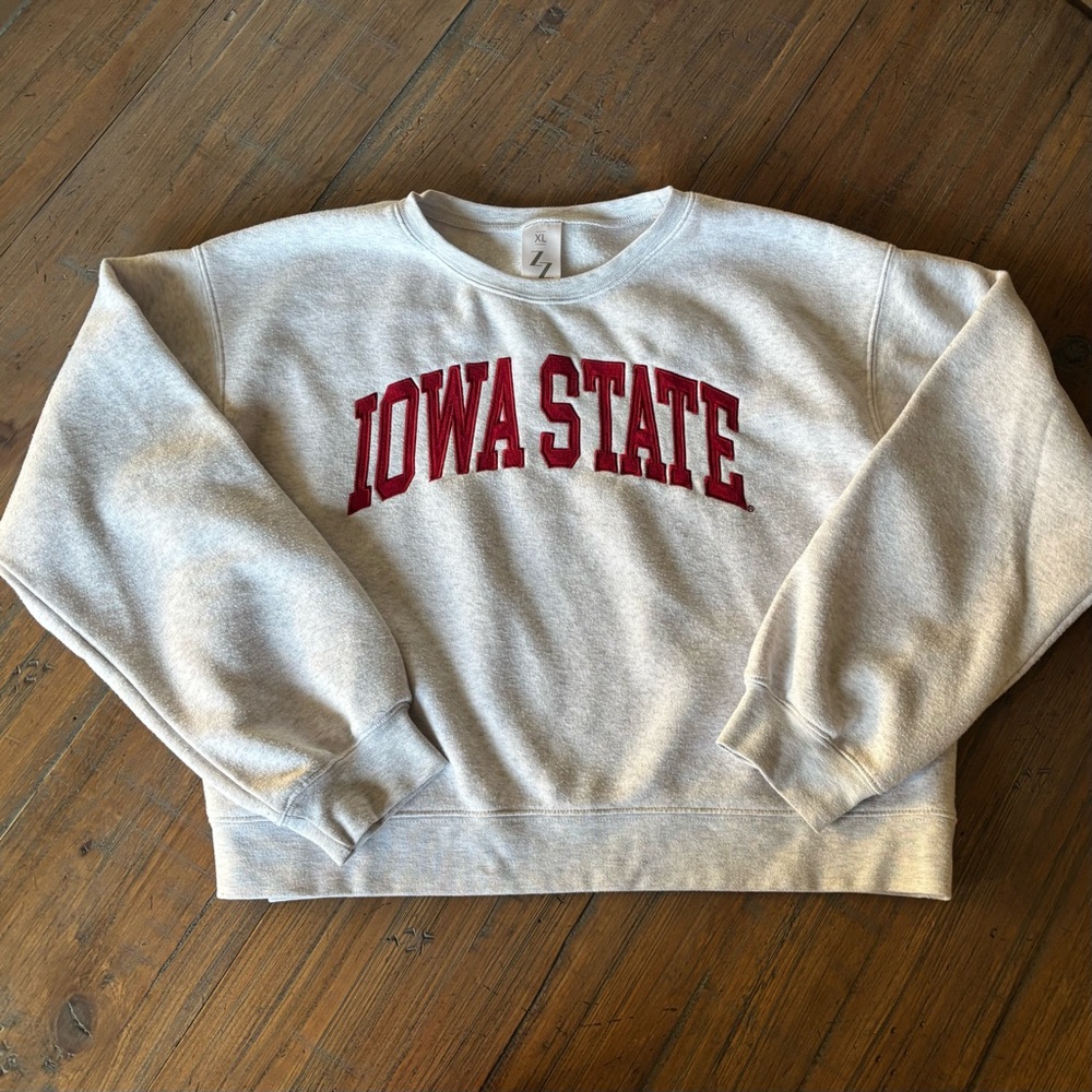 Iowa State size XL cropped sweatshirt